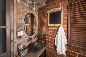 Combined shower/bathtub, hair dryer, towels