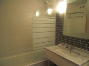 Combined shower/bathtub, hair dryer, bidet, towels - Golf. Swimming pools. Tennis. Paddle. Wifi. A / a (San Jorge)
