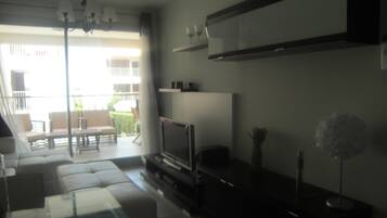 Fernseher, DVD-Player, Stereoanlage
