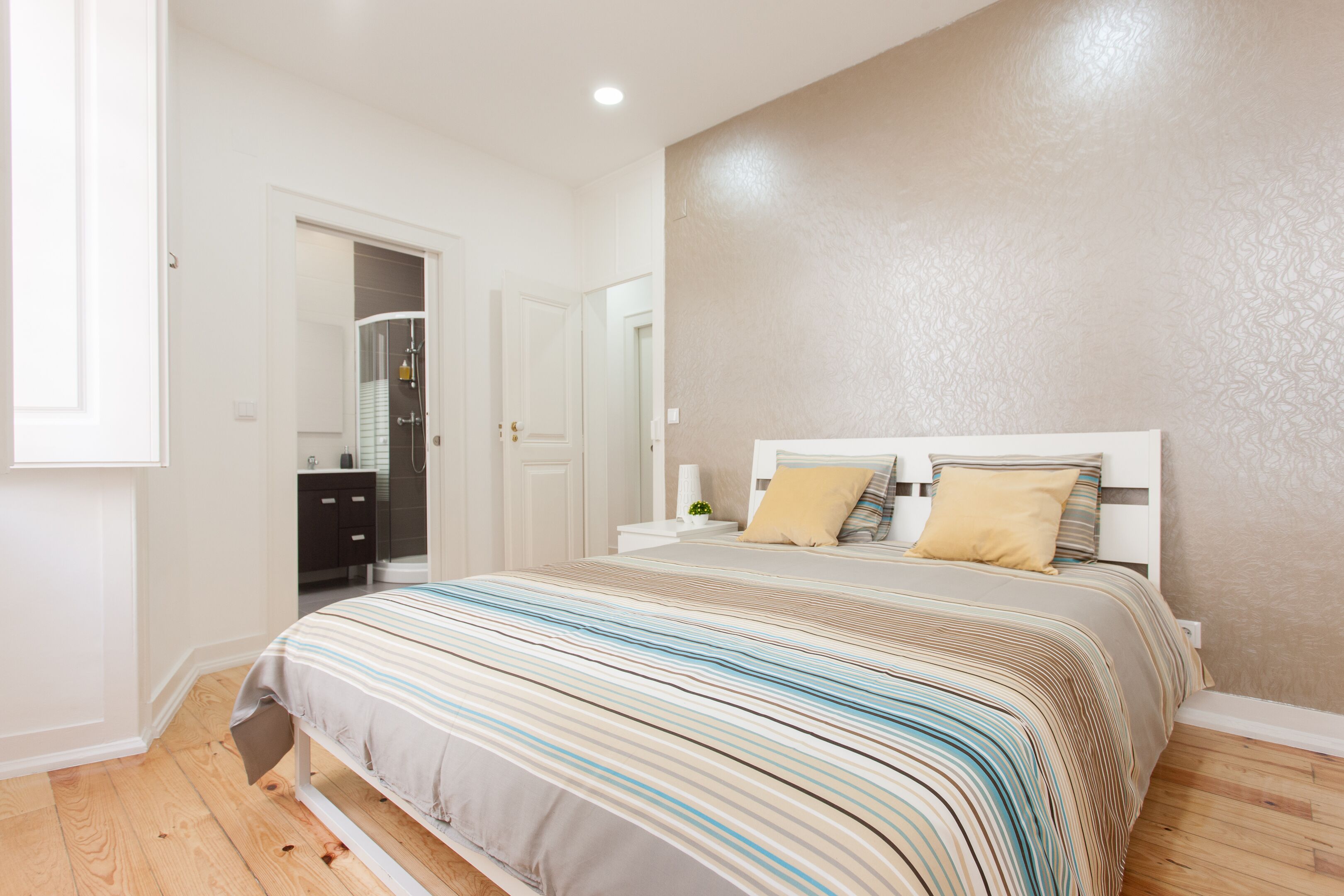 3 bedrooms, desk, soundproofing, iron/ironing board