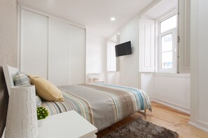 3 quartos, escrivaninha, quartos à prova de som