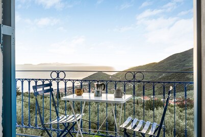 Characterful restored Greek house close to both mountain and sea