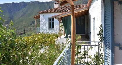 Charaktervoll restauriertes griechisches Haus in der Nähe von Berg und Meer