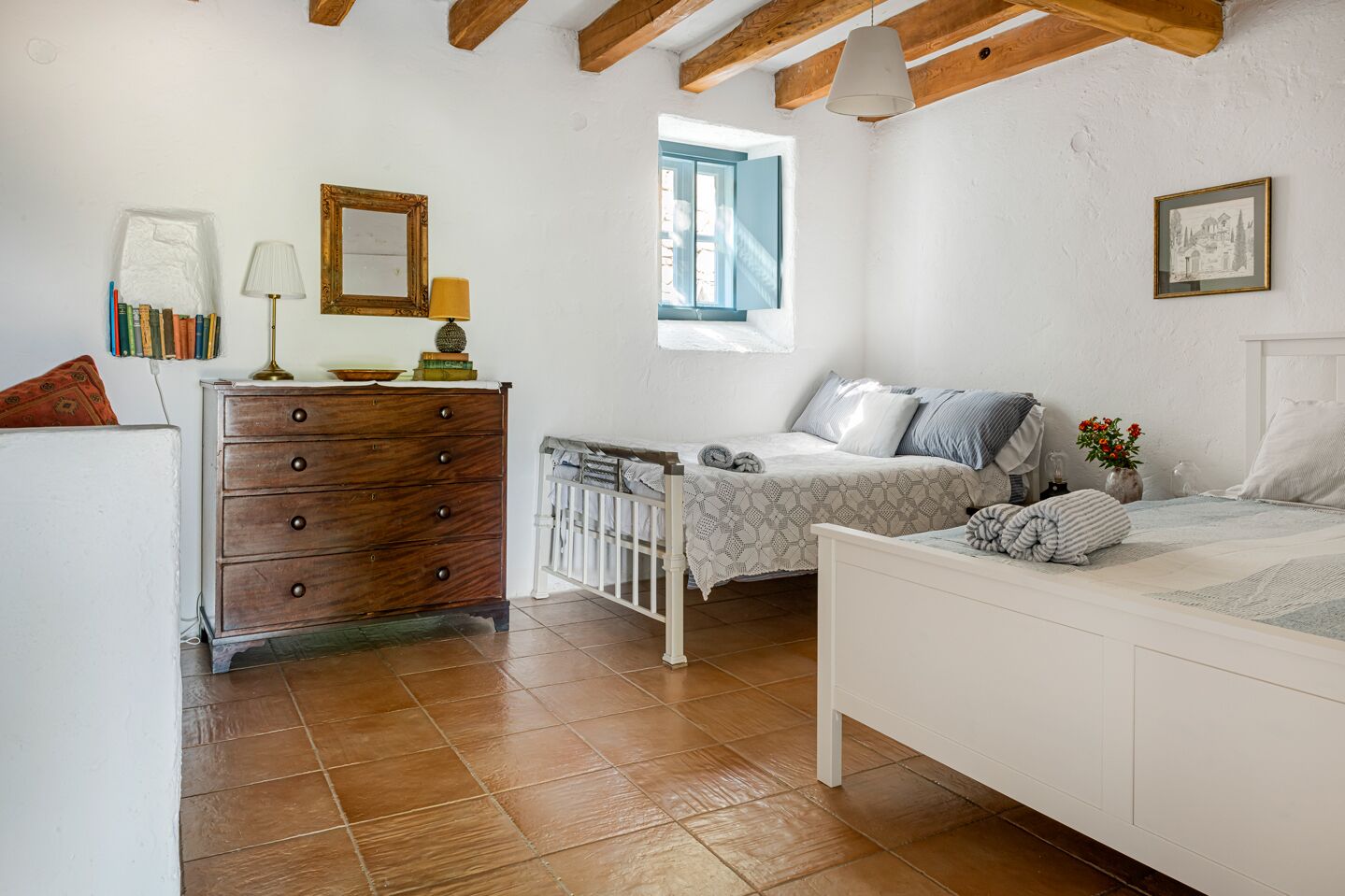 2 habitaciones, tabla de planchar con plancha y cuna de viaje 