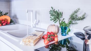 Frigorifero, microonde, forno, piano cottura