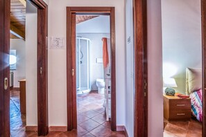 Shower, hair dryer, bidet, towels - Elegant Modern Duplex in the Heart of Sorrento – A Spacious Retreat for up to 8 (Sorrento)