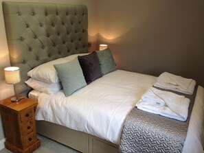 1 bedroom, desk, soundproofing, iron/ironing board - Stone built self-catering lodge in stunning location (Froggatt)