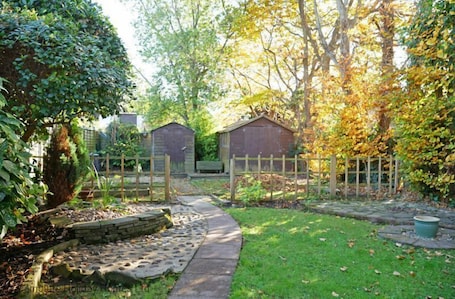 Property grounds. Century House - a house that sleeps up to 8 guests in 4 bedrooms