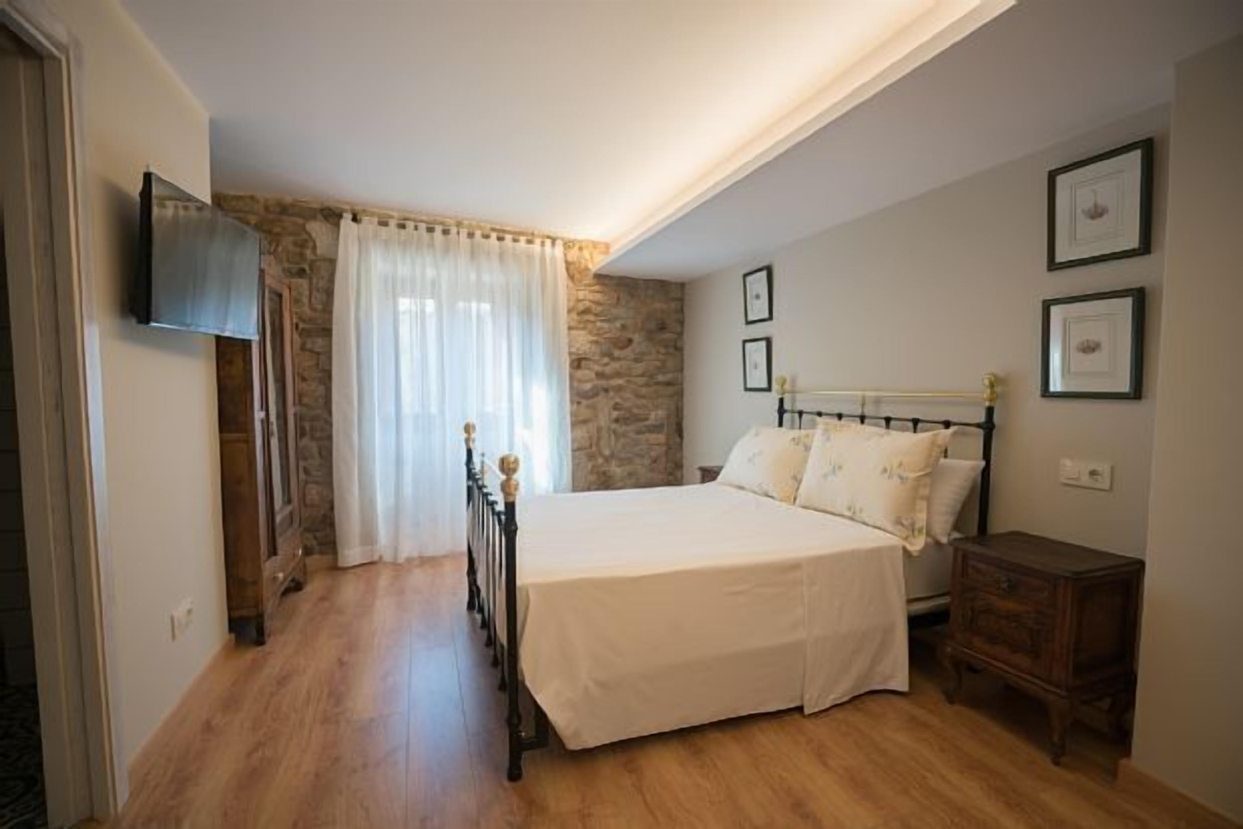 6 slaapkamers, een strijkplank/strijkijzer, gratis wifi, beddengoed