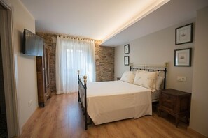 6 bedrooms, iron/ironing board, free WiFi, bed sheets
