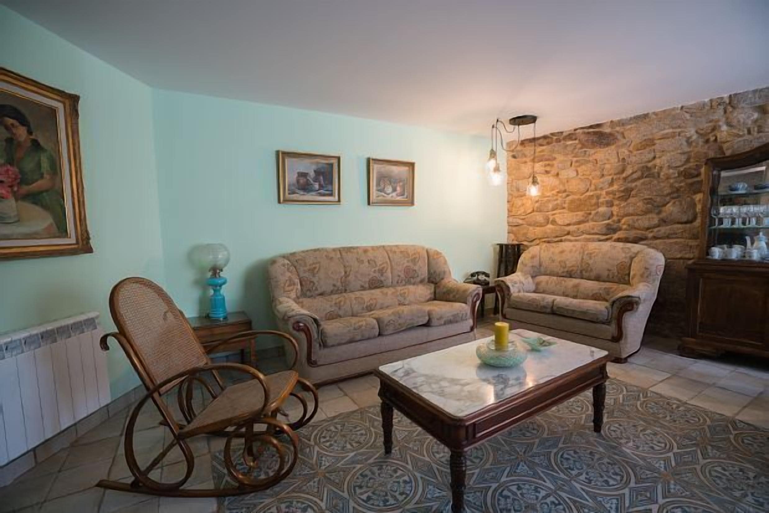 Een smart-tv, een open haard, een dvd-speler en boeken