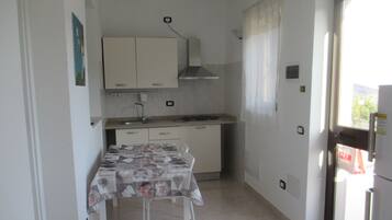 Kylskåp, spishäll, kaffe- och tebryggare och grytor/köksredskap