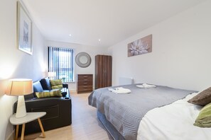 3 bedrooms, iron/ironing board, WiFi, bed sheets - Luxurious Spacious Apartment with a Big Terrace  (Isle of Dogs)