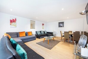 TV, music library - Luxurious Spacious Apartment with a Big Terrace  (Isle of Dogs)