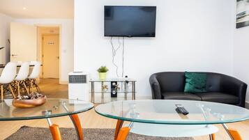 Een televisie en een muziekbibliotheek