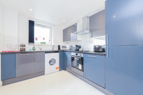 Kylskåp, mikrovågsugn, ugn och spishäll