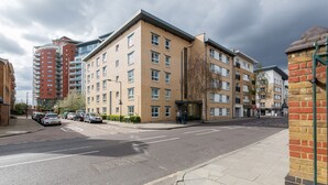 En flervåningsbostadsbyggnad med ett platt tak och en fasad av tegel.