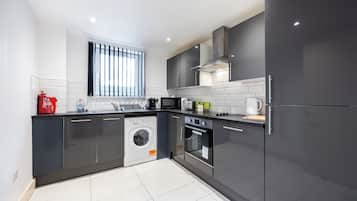 Réfrigérateur, four à micro-ondes, un four, surface de cuisson