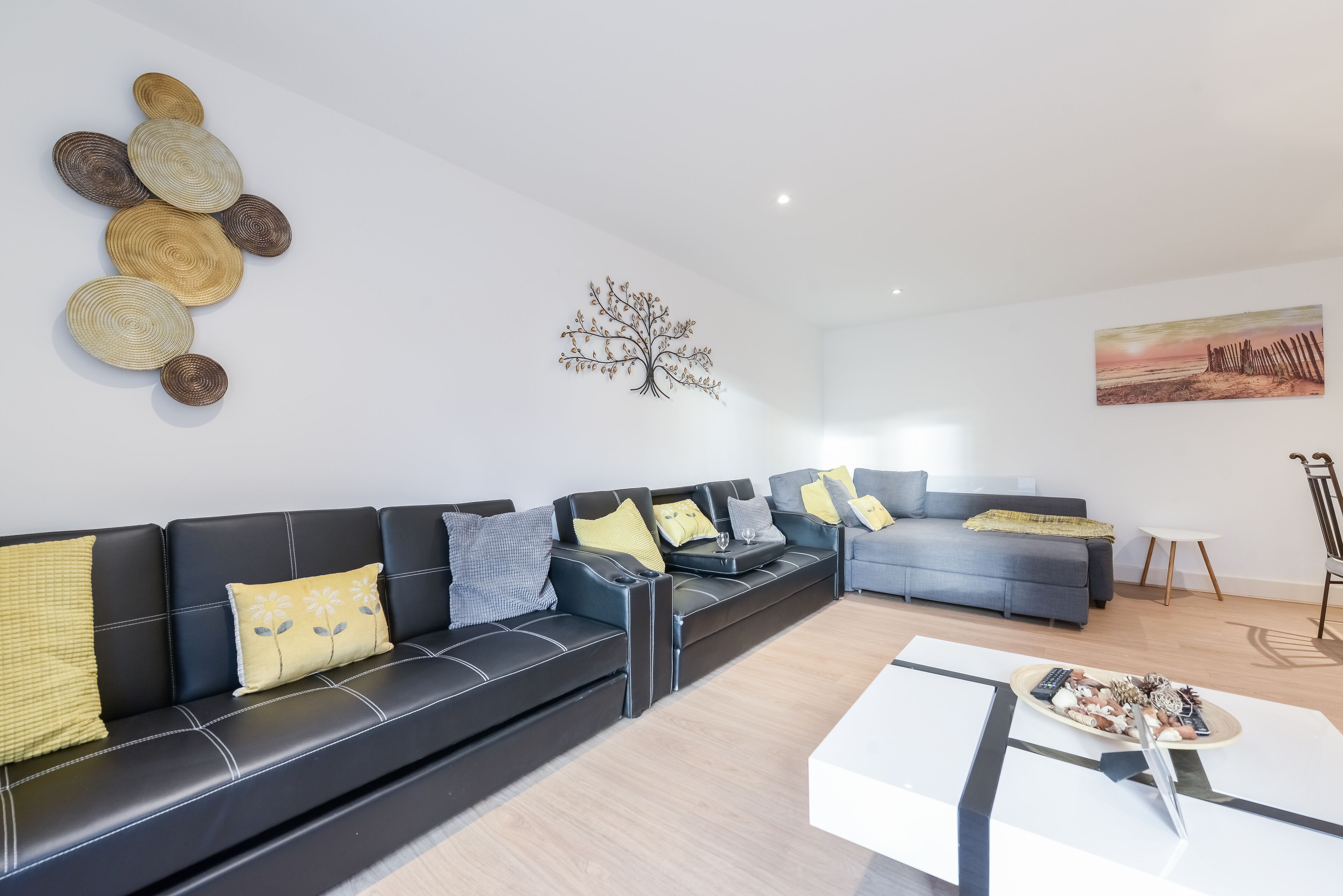 Luxurious Spacious Apartment with a Big Terrace for Large Group sleeps up to 15