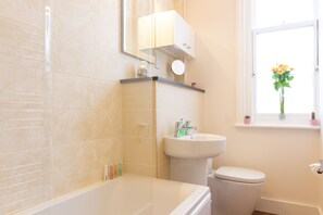 Combined shower/bathtub, hair dryer, towels, soap - Chic and central 1st floor apartment close to beach and cafes  (Eastbourne)