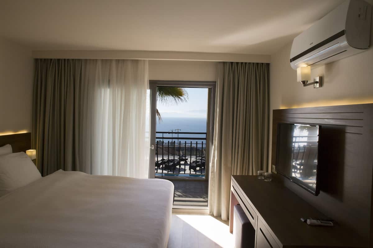 Suite, vista mare | Biancheria da letto di alta qualità, minibar, una cassaforte in camera
