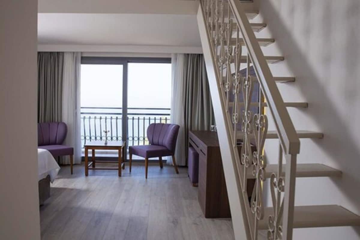Camera familiare, vista mare parziale | Biancheria da letto di alta qualità, minibar, una cassaforte in camera