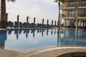 Seasonal outdoor pool, open 8:00 AM to 10:30 PM, sun loungers - Neopol Hotel Deluxe (Kusadasi)