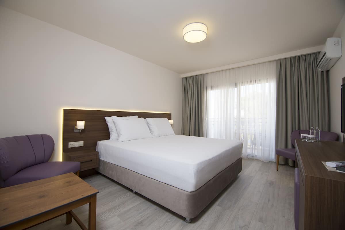 Camera Deluxe, vista mare parziale | Biancheria da letto di alta qualità, minibar, una cassaforte in camera