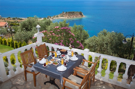 Breakfast, lunch and dinner served