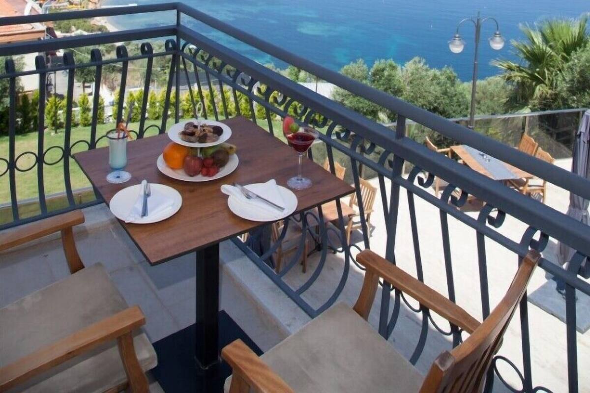 Deluxe Room, Partial Sea View | Premium bedding, minibar, in-room safe, desk