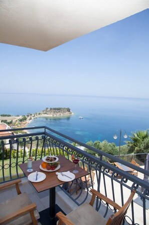 Deluxe Room, Partial Sea View | Premium bedding, minibar, in-room safe, desk - Neopol Hotel Deluxe (Kusadasi)