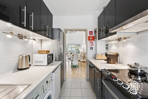 Fridge, oven, dishwasher, coffee/tea maker