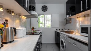 Kylskåp, ugn, diskmaskin och kaffe- och tebryggare