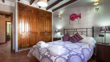 5 slaapkamers, een strijkplank/strijkijzer, reisbedje, wifi