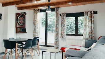 Televisión, chimenea, videojuegos y reproductor de DVD