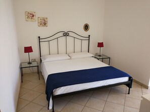 2 chambres, fer et planche à repasser, draps fournis