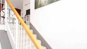A staircase with white railings and a yellow handrail. - Elegant apartment near St Paul’s (London)