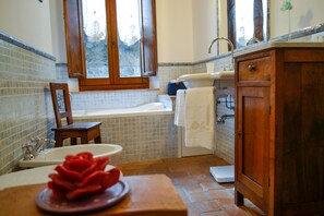 Shower, hair dryer, bathrobes, bidet - Dimora Montebello vintage house in the center of Pitigliano (Pitigliano)