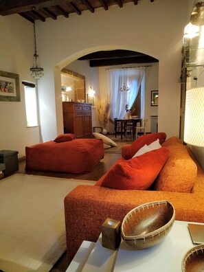Televisión, chimenea, libros, estéreo