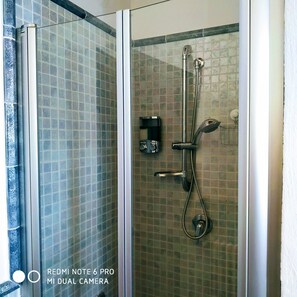 Chuveiro, secador de cabelo, roupões de banho, bidê