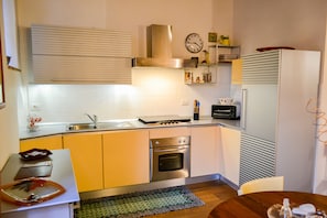 Réfrigérateur, four à micro-ondes, un four, surface de cuisson