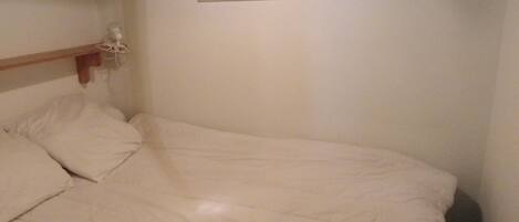 1 camera, ferro/asse da stiro, lenzuola