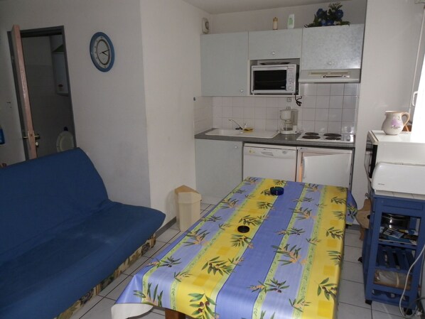 Fridge, microwave, oven, stovetop - APPART 4/6 2* 400 m from the center TARIF vacances 360 hors V 200 E CURE 540 (Luz-Saint-Sauveur)