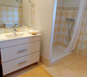 Badewanne, Haartrockner, Bidet, Handtücher