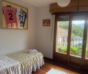 5 bedrooms, desk, free WiFi, bed sheets - THE GOLF VILLA. HOUSING IN A NATURAL ENVIRONMENT WITH A SPECIAL CHARM. (URTURI)