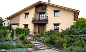 Exterior - THE GOLF VILLA. HOUSING IN A NATURAL ENVIRONMENT WITH A SPECIAL CHARM. (URTURI)
