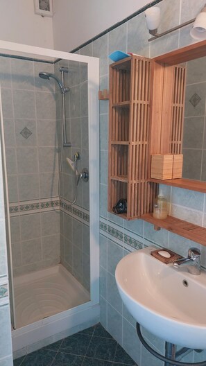 Douche, sĂšche-cheveux, bidet, savon