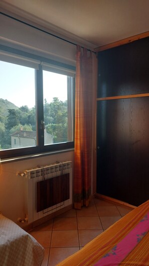 3 chambres, fer et planche Ă repasser