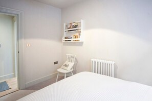 2 chambres, fer et planche à repasser, lit de bébé portatif
