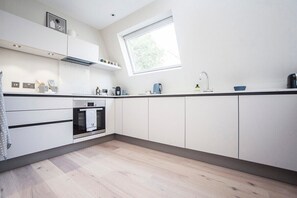 Cafeteira/chaleira, geladeira, fogão, cooktop